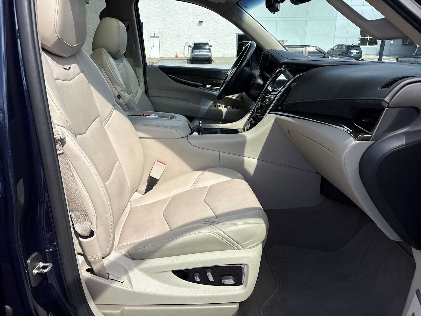 Used 2019 Cadillac Escalade ESV Luxury AWD/4WD image 29