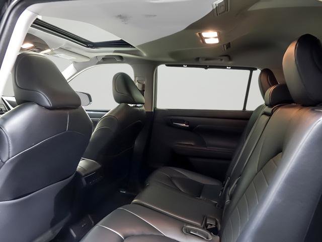 Used 2023 Toyota Highlander XLE AWD/4WD image 12