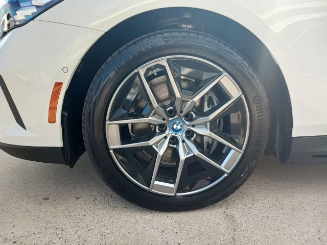 New 2024 BMW i5 eDrive40i w/ Convenience Package image 5