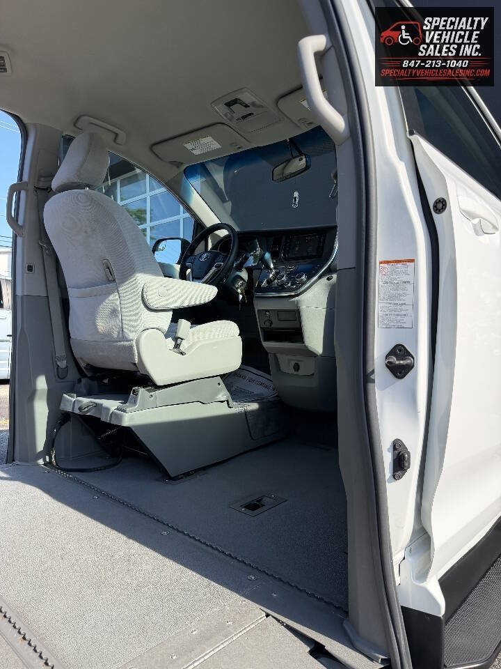 Used 2016 Toyota Sienna LE FWD image 17
