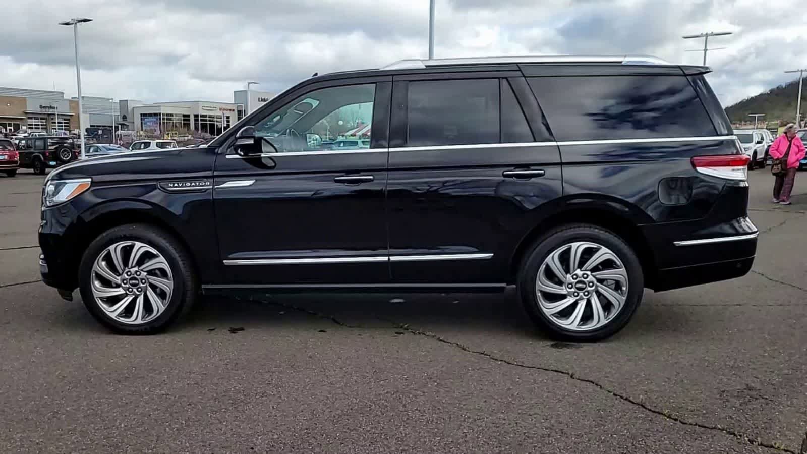 Used 2023 Lincoln Navigator Reserve AWD/4WD image 5