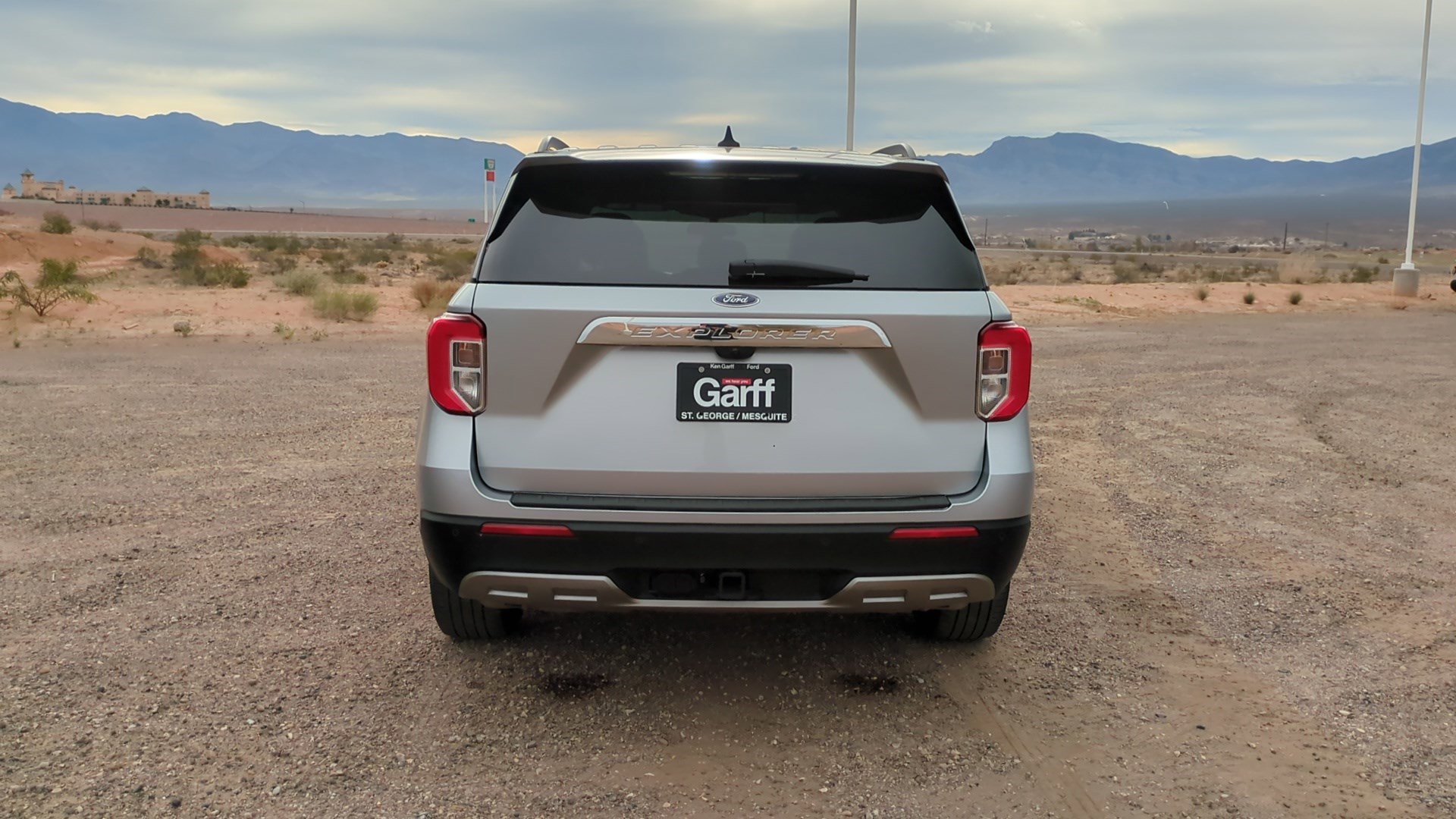 Used 2022 Ford Explorer XLT w/ Equipment Group 202A image 4