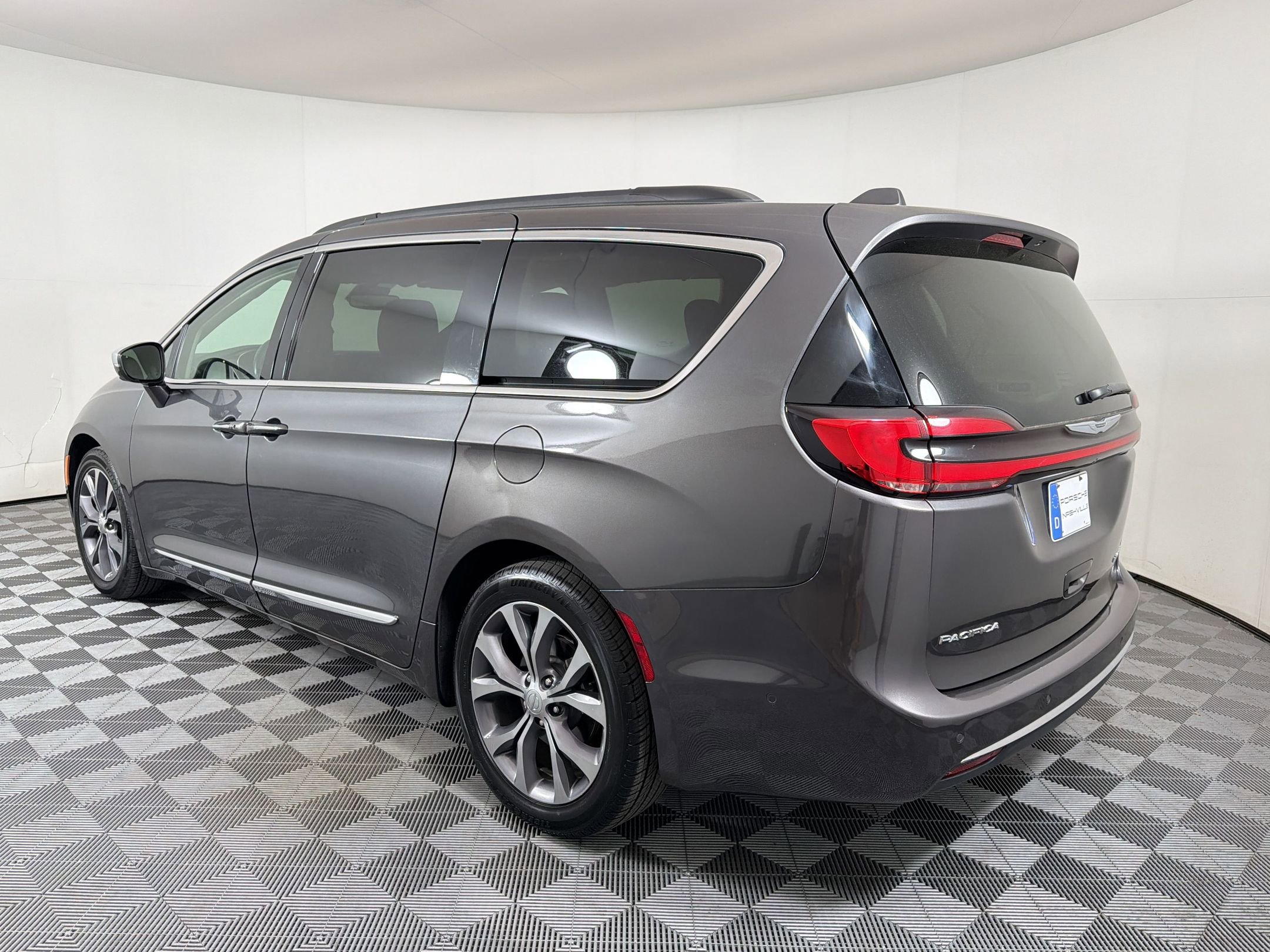 Used 2022 Chrysler Pacifica Limited FWD image 3