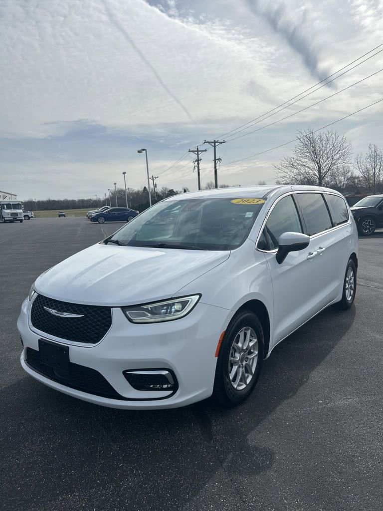 Used 2023 Chrysler Pacifica Touring-L image 5