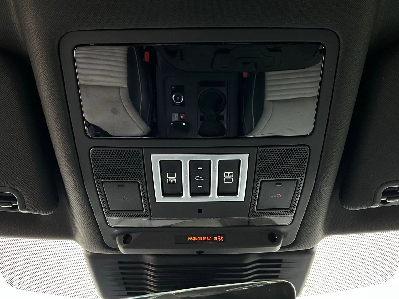 Used 2022 Land Rover Discovery S R-Dynamic image 18