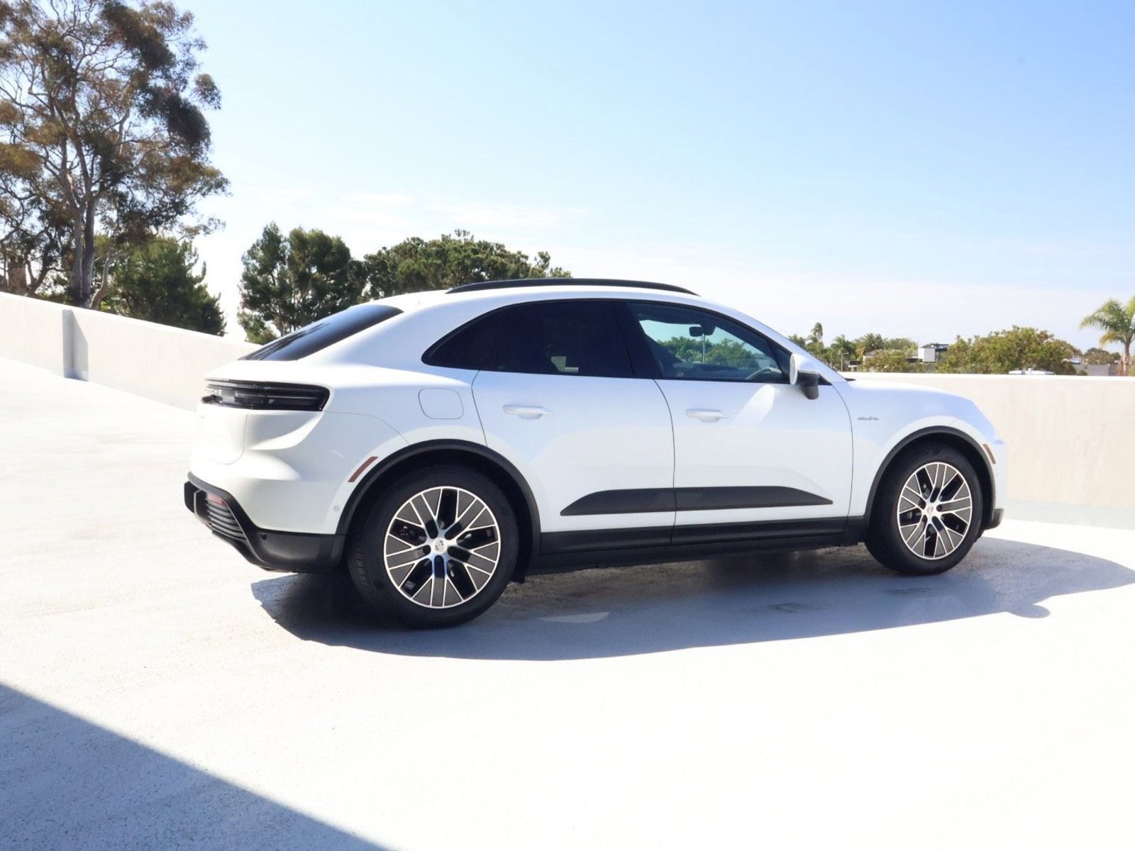 Certified 2025 Porsche Macan Electric RWD image 8