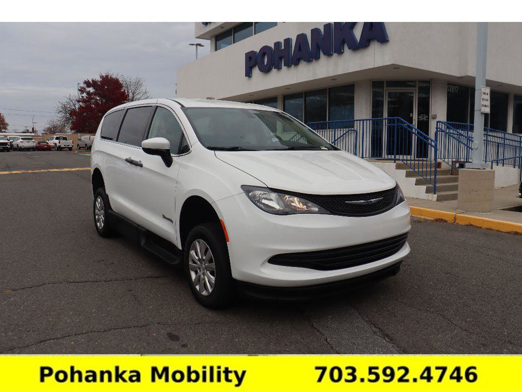 Used 2020 Chrysler Voyager L image 1