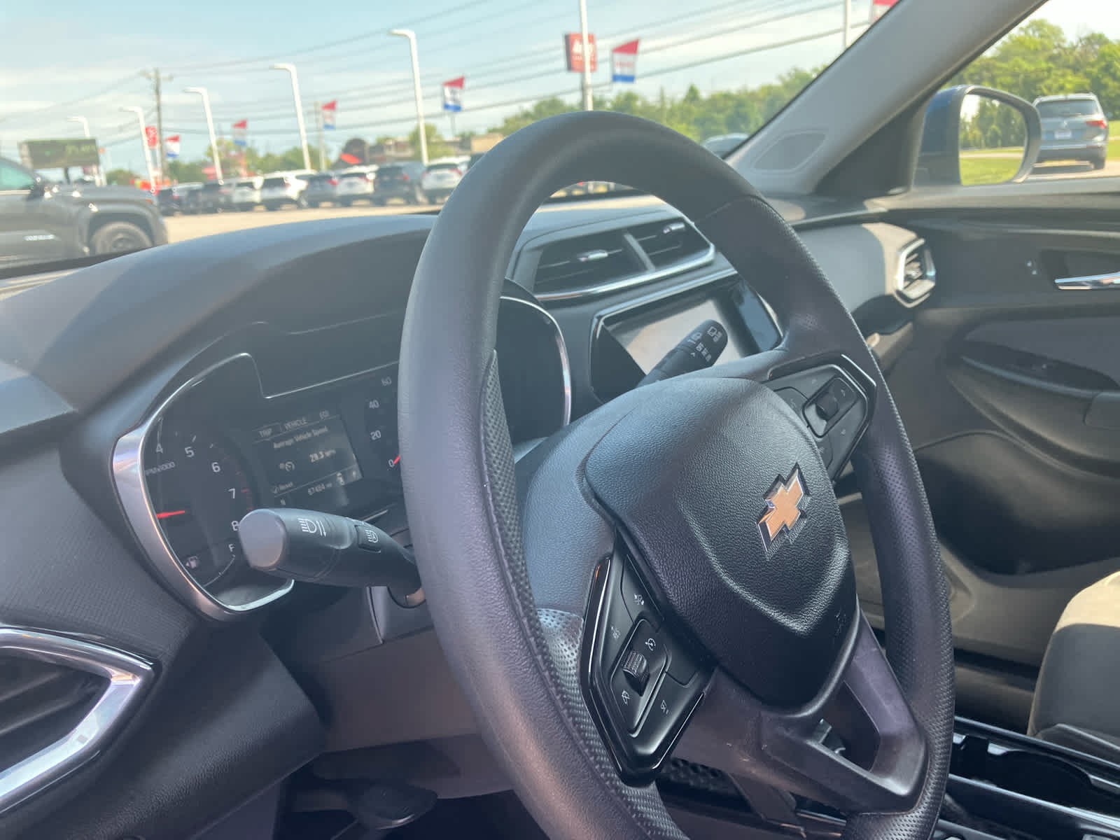 Used 2021 Chevrolet TrailBlazer LT w/ Convenience Package FWD image 9