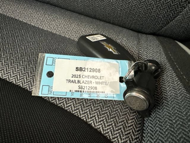 Used 2025 Chevrolet TrailBlazer LT AWD/4WD image 32