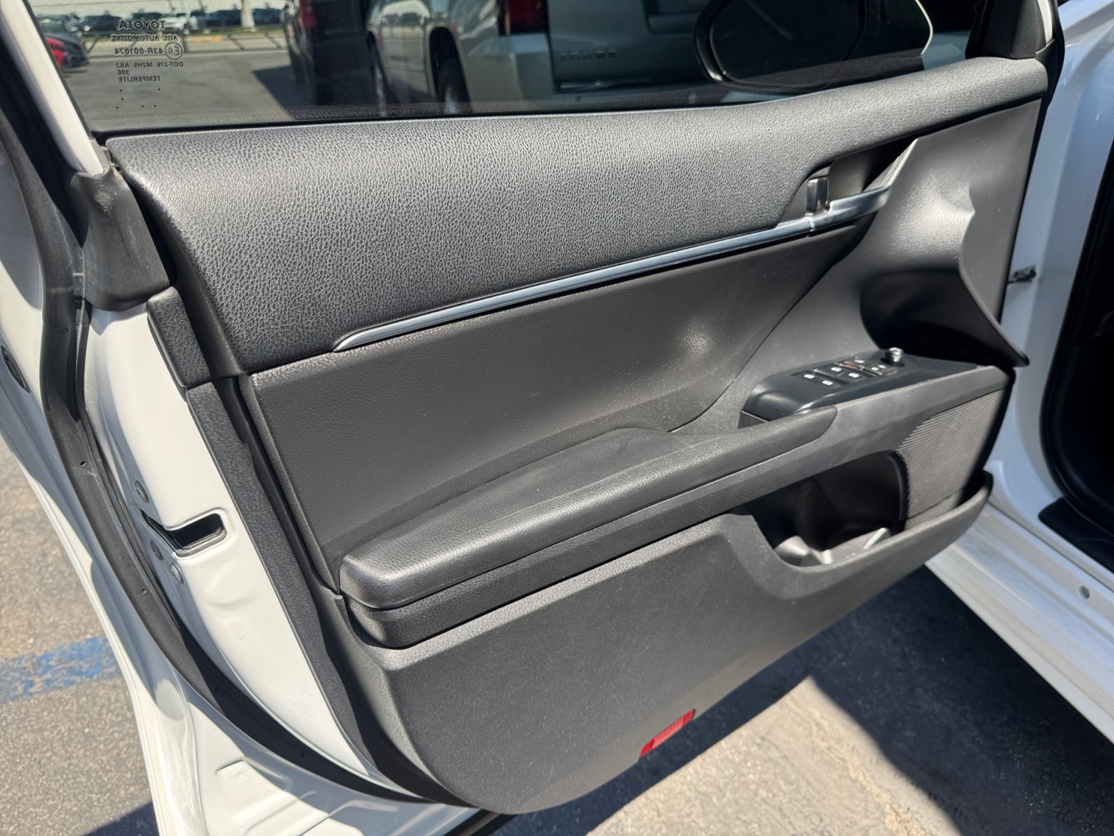Used 2020 Toyota Camry SE w/ Sunroof Package FWD image 23