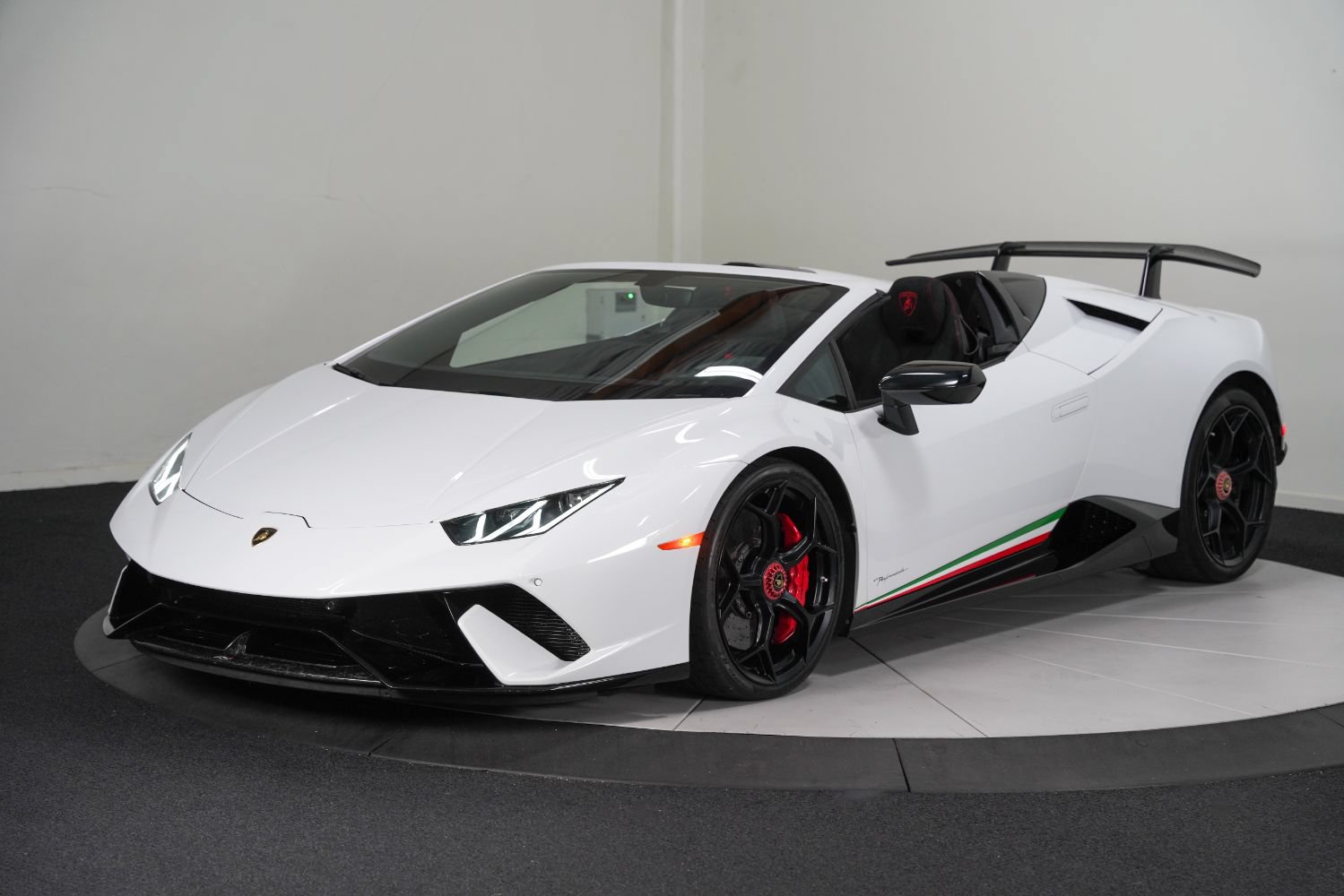 Used 2018 Lamborghini Huracan Performante AWD/4WD image 5