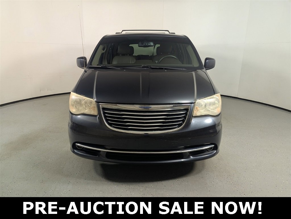 Used 2014 Chrysler Town & Country Touring video 2