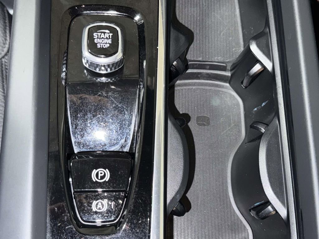 Used 2023 Volvo XC60 B5 Plus AWD/4WD image 23
