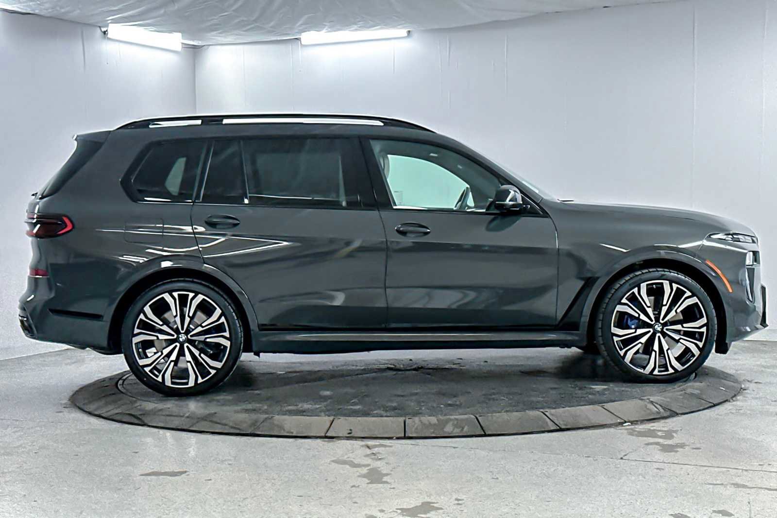 Used 2025 BMW X7 M60i image 8