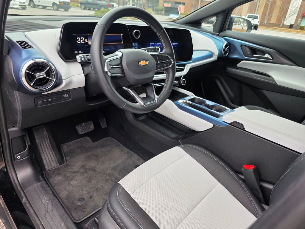 Used 2025 Chevrolet Equinox EV LT image 11