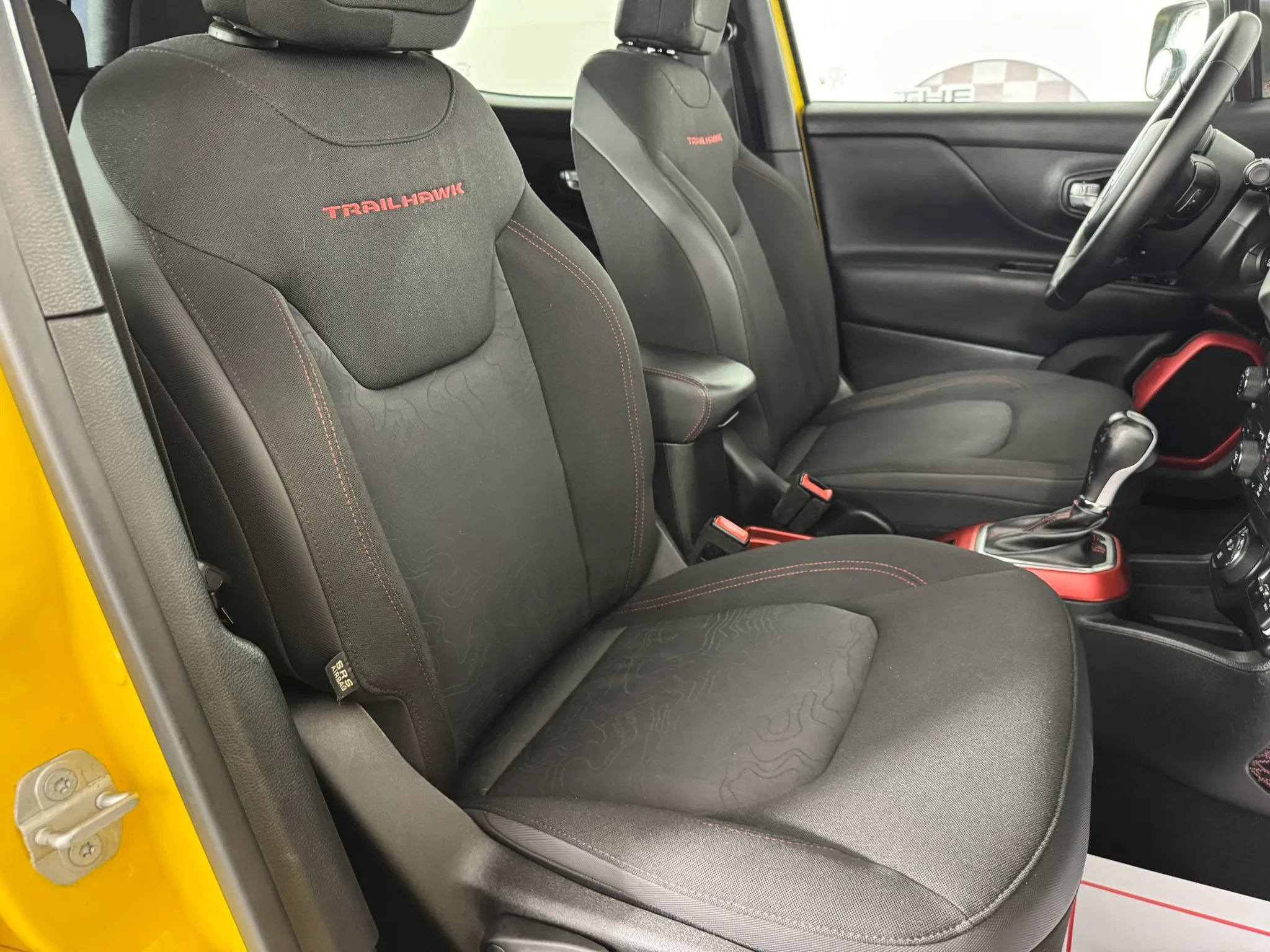 Used 2018 Jeep Renegade Trailhawk w/ UConnect 8.4 Nav Group AWD/4WD image 32