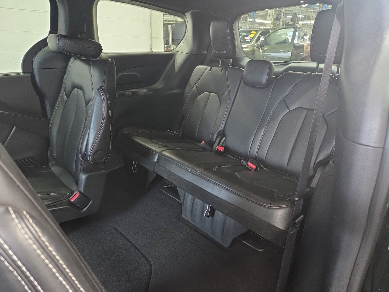 Used 2026 Chrysler Pacifica Select FWD image 10