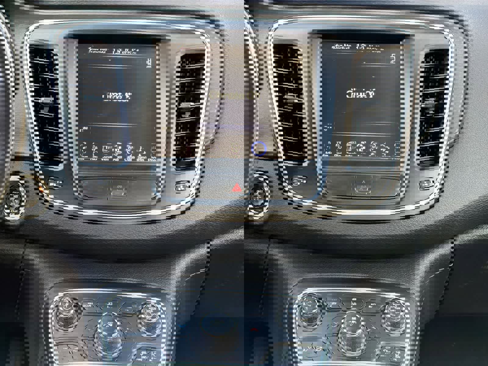 Used 2016 Chrysler 200 Limited w/ Anniversary Edition image 29