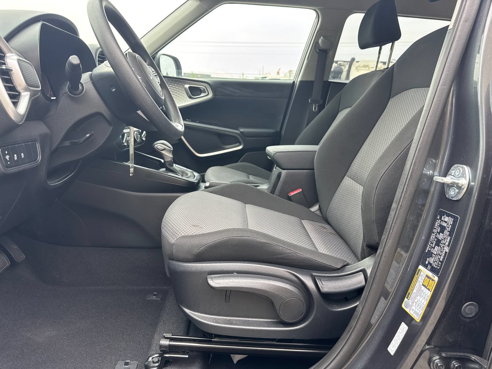 Used 2025 Kia Soul LX w/ LX Technology Package FWD image 9