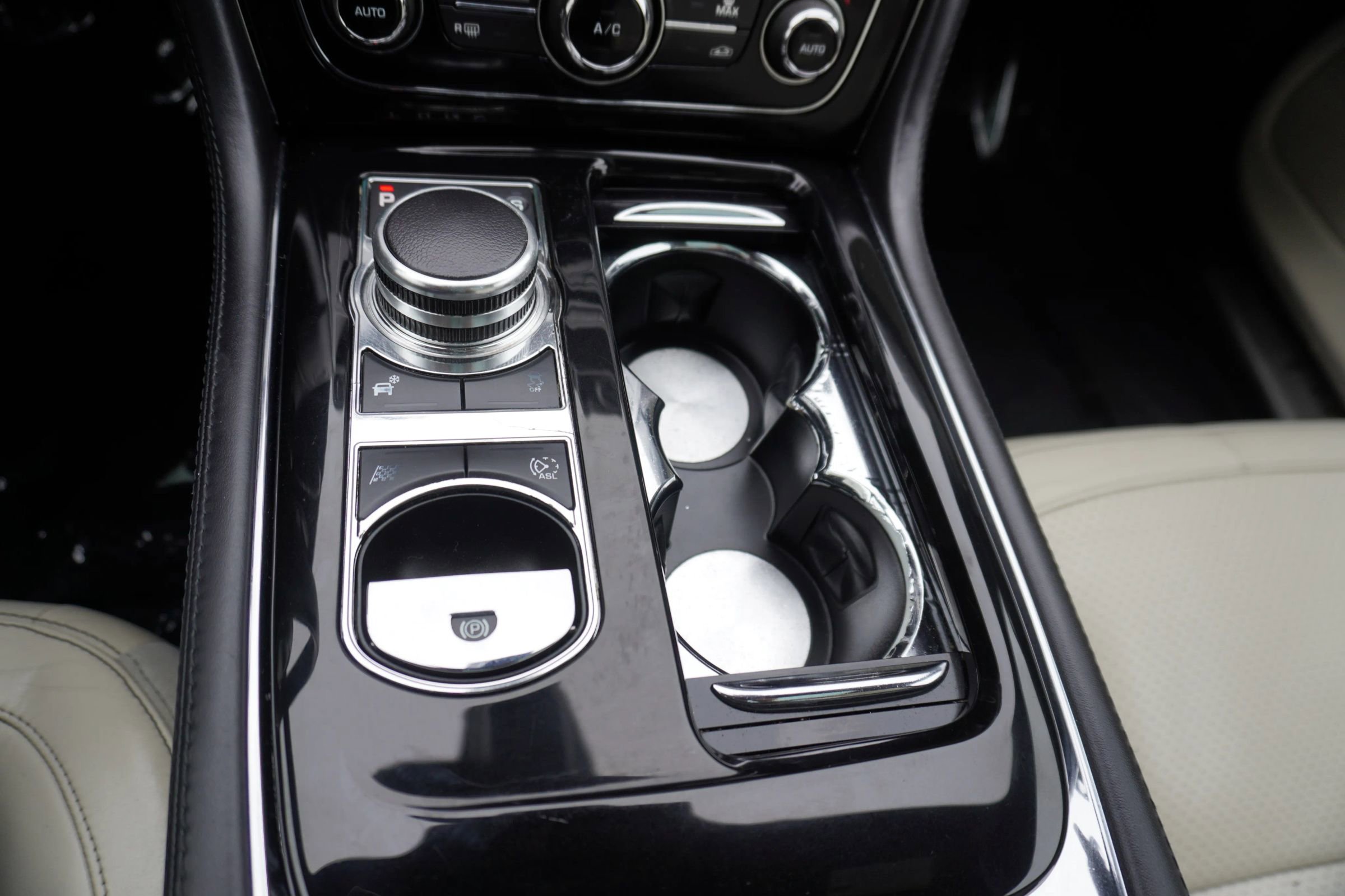 Used 2015 Jaguar XJ image 22