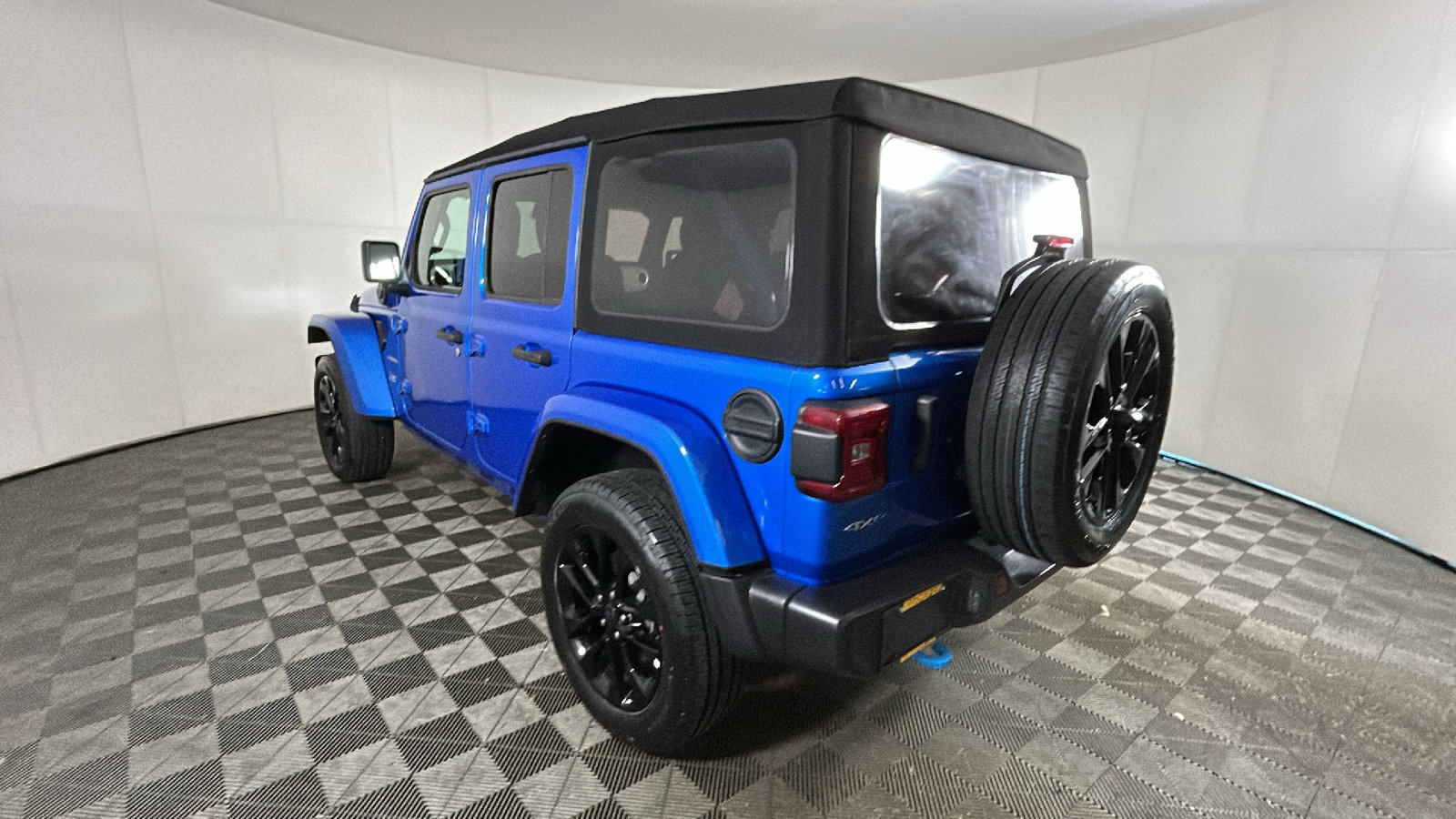 Used 2024 Jeep Wrangler Unlimited Sahara w/ Technology Group AWD/4WD image 5