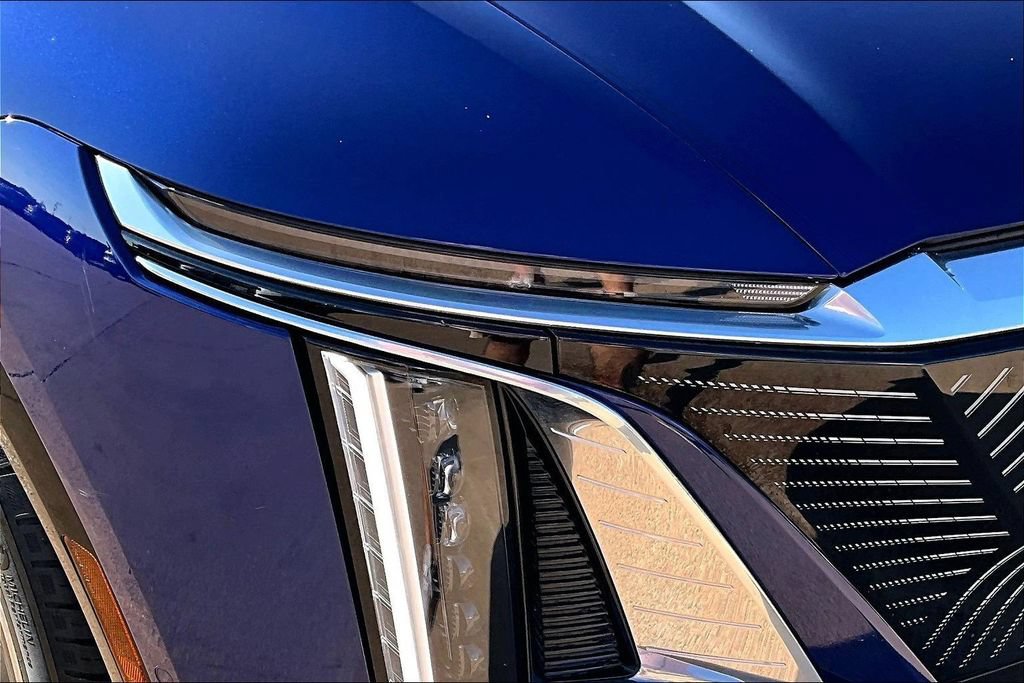 Certified 2024 Cadillac Lyriq Luxury AWD/4WD image 31