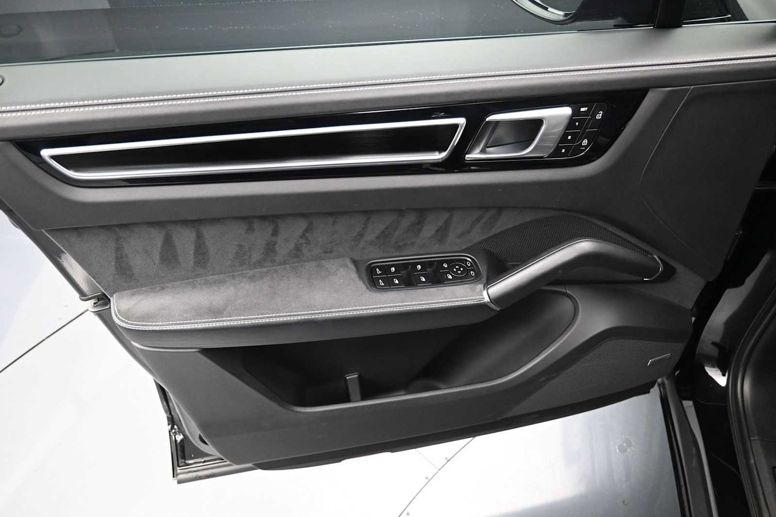 Certified 2023 Porsche Cayenne GTS AWD/4WD image 7