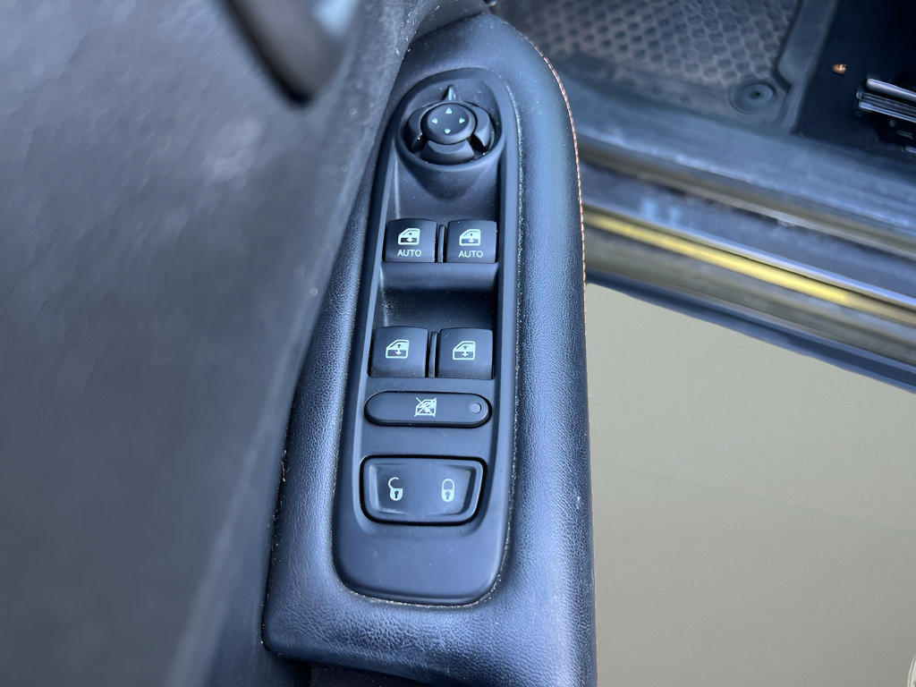Used 2018 Jeep Compass Latitude w/ Safe & Security Group AWD/4WD image 13