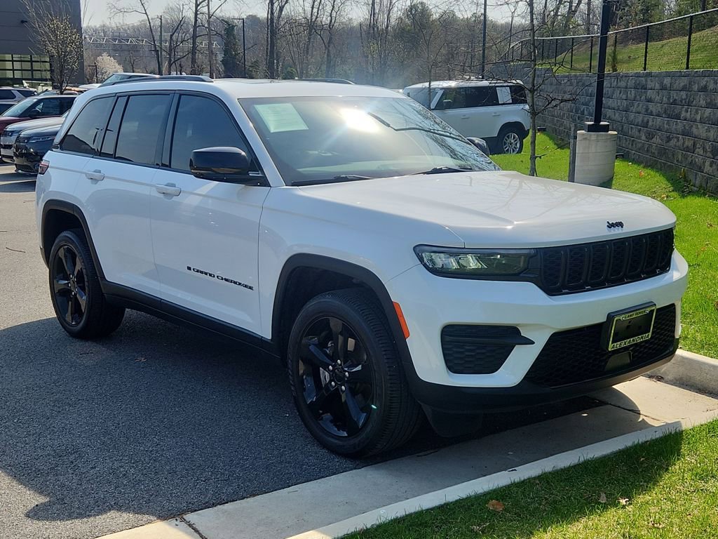 Used 2024 Jeep Grand Cherokee Altitude AWD/4WD image 10