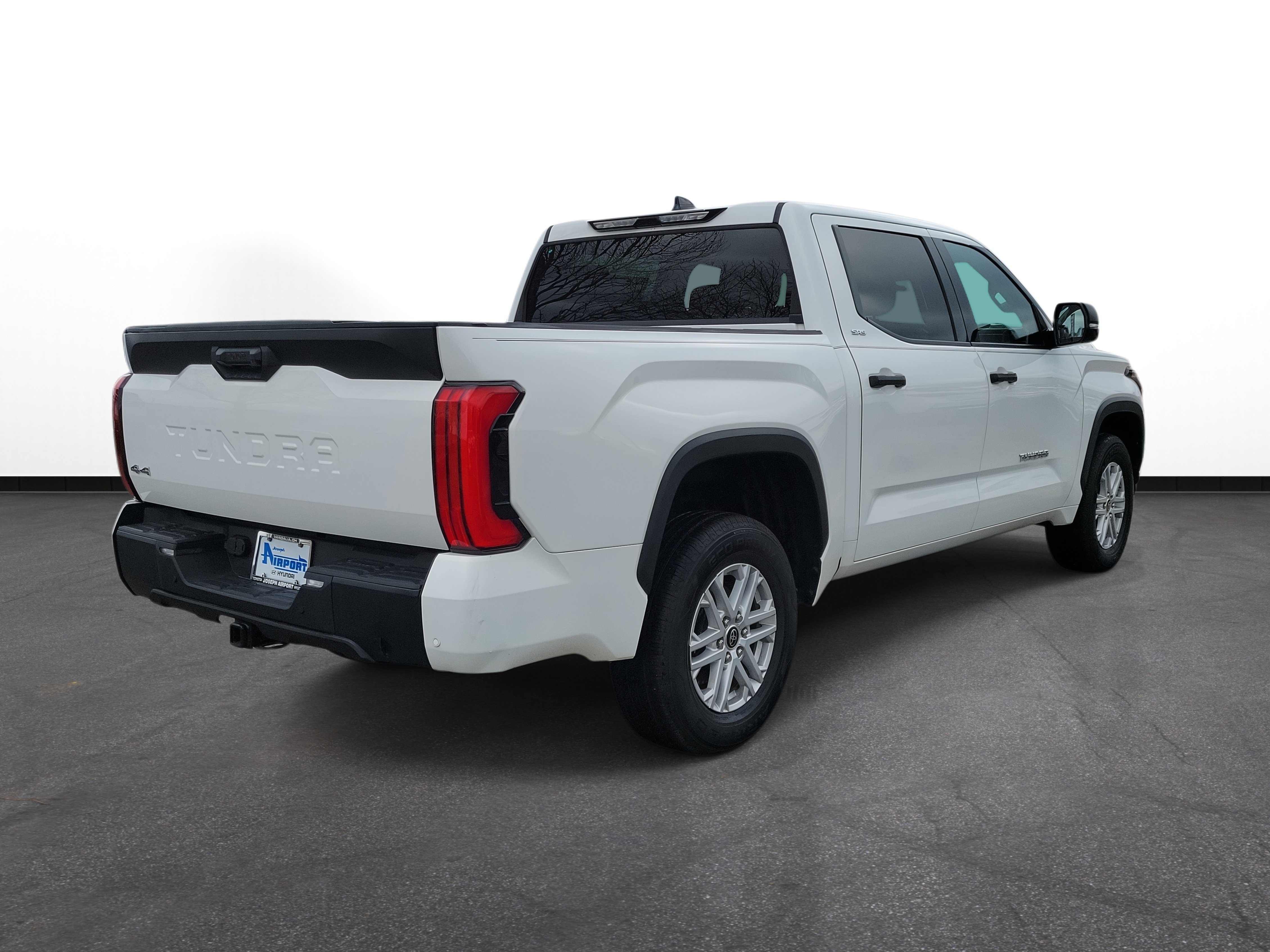 Used 2022 Toyota Tundra SR5 w/ SR5 Convenience Package image 4