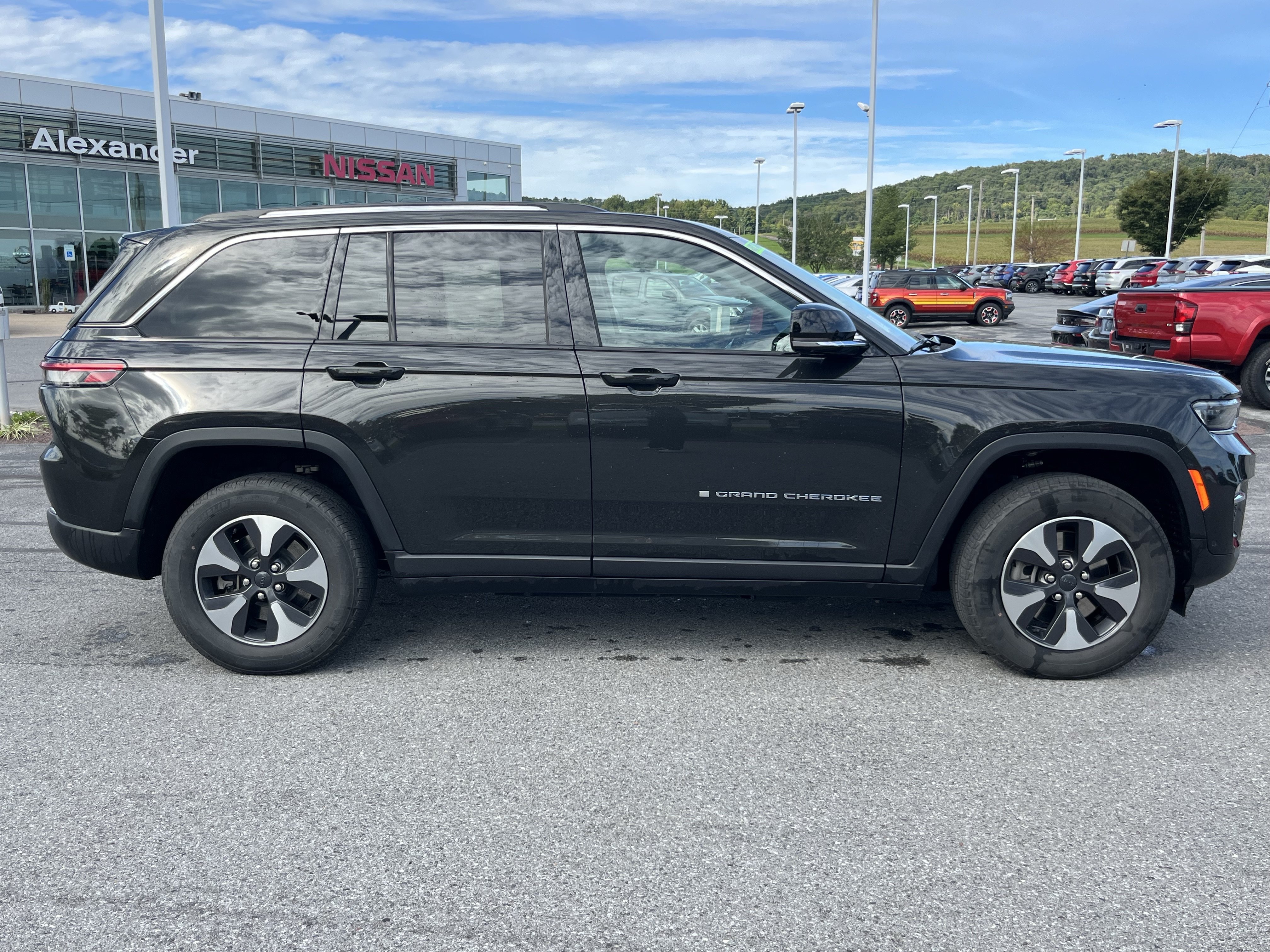 Used 2023 Jeep Grand Cherokee 4WD 4xe w/ Luxury Tech Group II image 2
