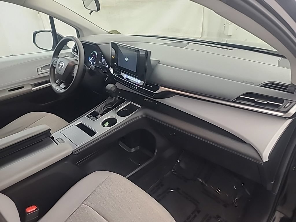 Used 2025 Toyota Sienna LE FWD image 15