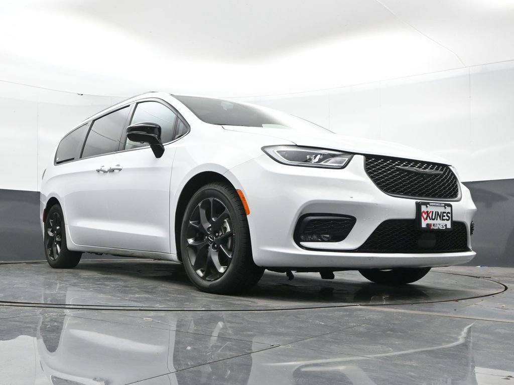 Used 2025 Chrysler Pacifica Limited FWD image 51