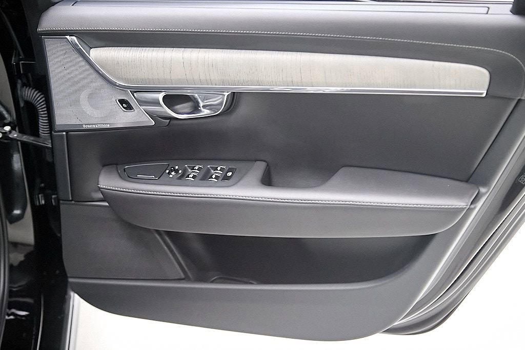 Certified 2023 Volvo S90 B6 Ultimate w/ Lounge Package image 29