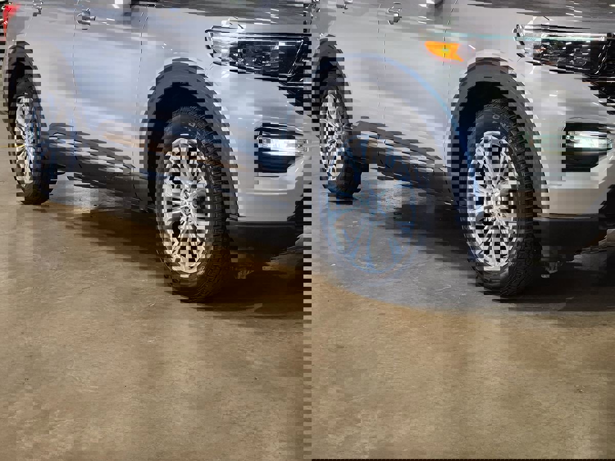 Used 2021 Ford Explorer XLT w/ Equipment Group 202A image 16