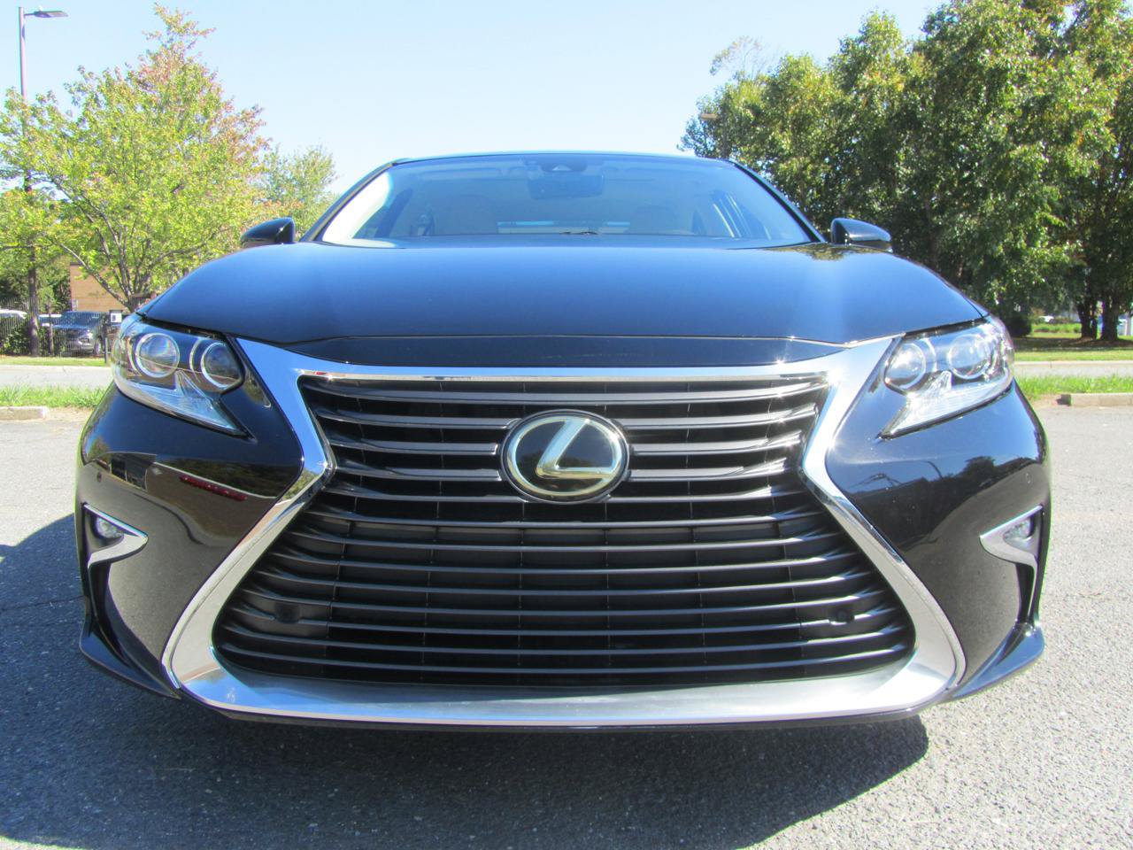 Used 2016 Lexus ES 350 w/ Luxury Pkg & Navigation w/ Luxury Package w/Wood Trim FWD image 4