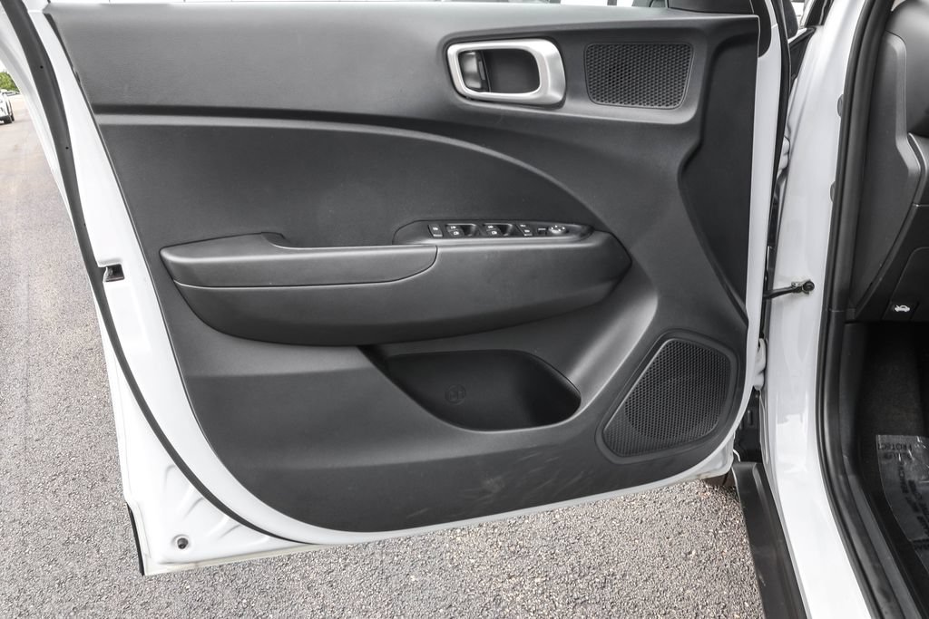 Used 2025 Hyundai Venue SE FWD image 25