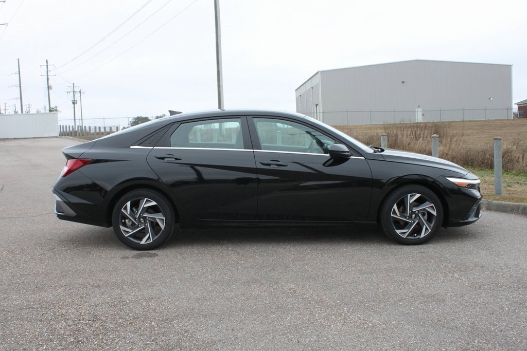 Used 2024 Hyundai Elantra SEL w/ Convenience Package image 18