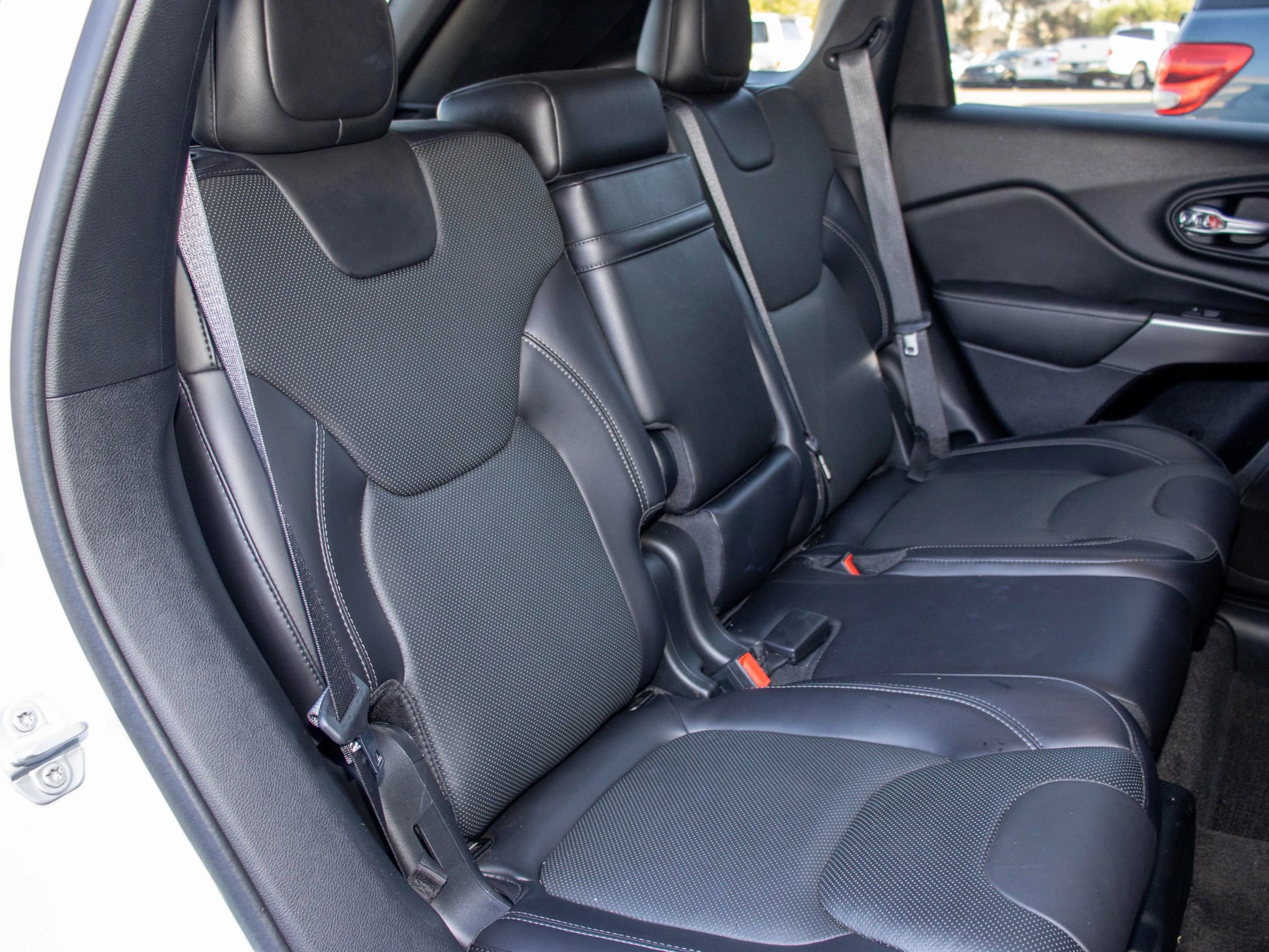 Used 2019 Jeep Cherokee Overland w/ Trailer Tow Group image 16