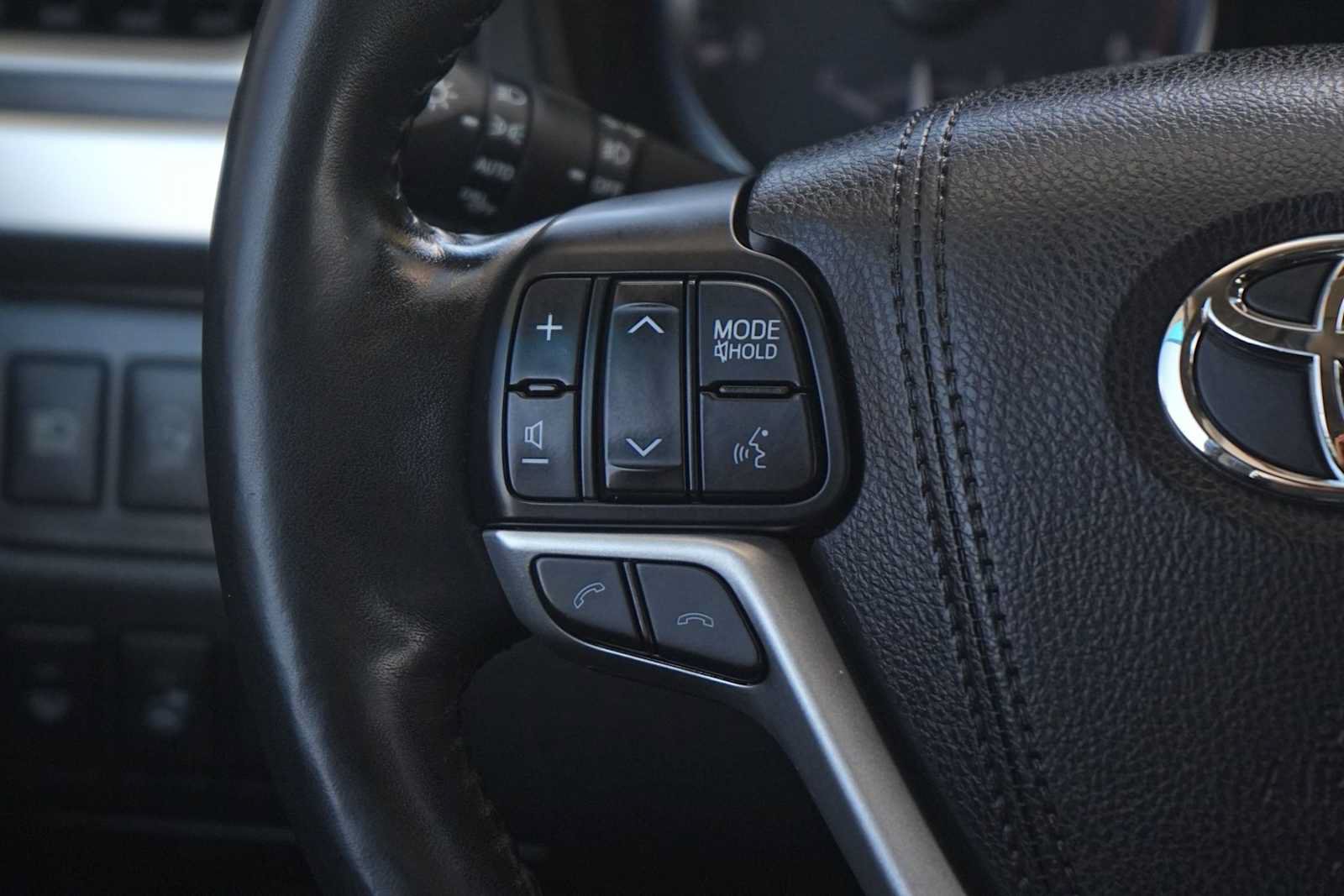 Used 2017 Toyota Highlander Limited Platinum FWD image 17