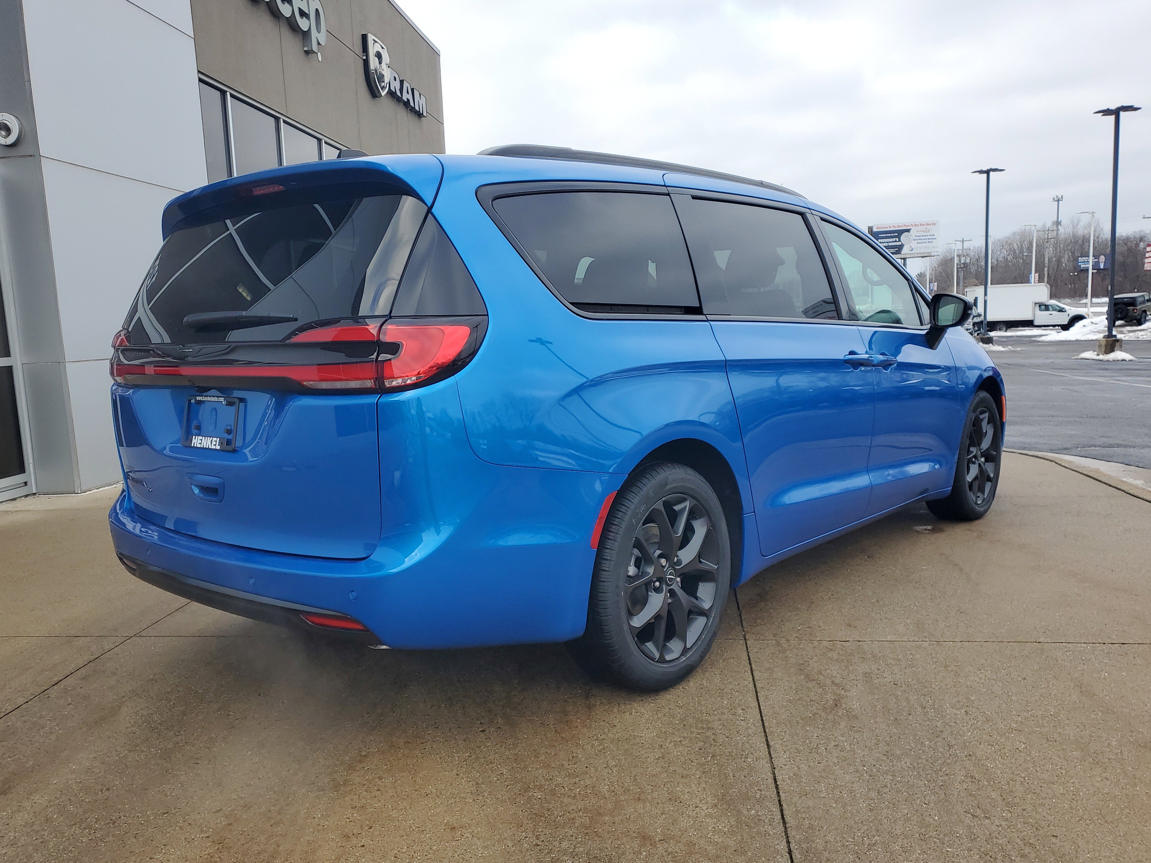 New 2026 Chrysler Pacifica Select w/ S Appearance Package image 4