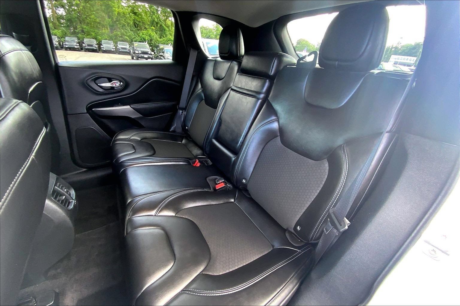 Used 2019 Jeep Cherokee Latitude Plus AWD/4WD image 19