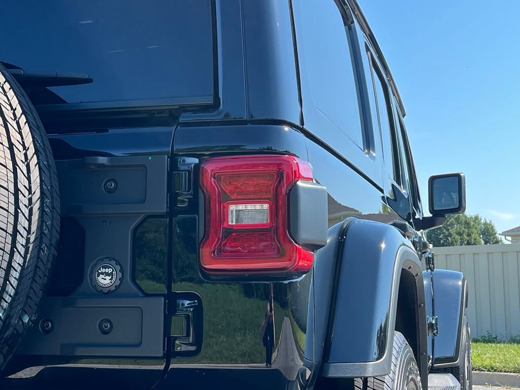 Used 2025 Jeep Wrangler Unlimited Sahara AWD/4WD image 11