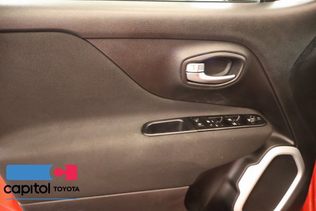 Used 2020 Jeep Renegade Latitude w/ Cold Weather Group FWD image 9