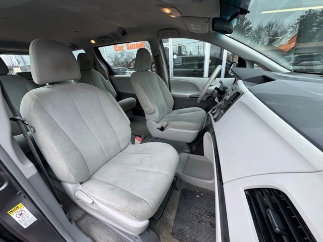 Used 2014 Toyota Sienna L FWD image 11
