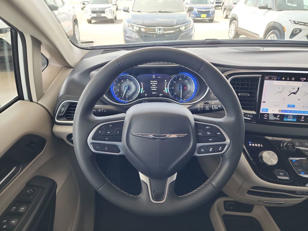 Used 2024 Chrysler Pacifica Touring-L FWD image 19