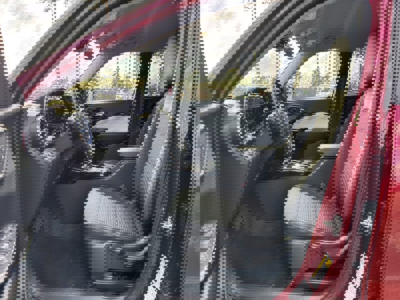 Used 2025 Chevrolet Trax LT w/ LT Convenience Package image 16