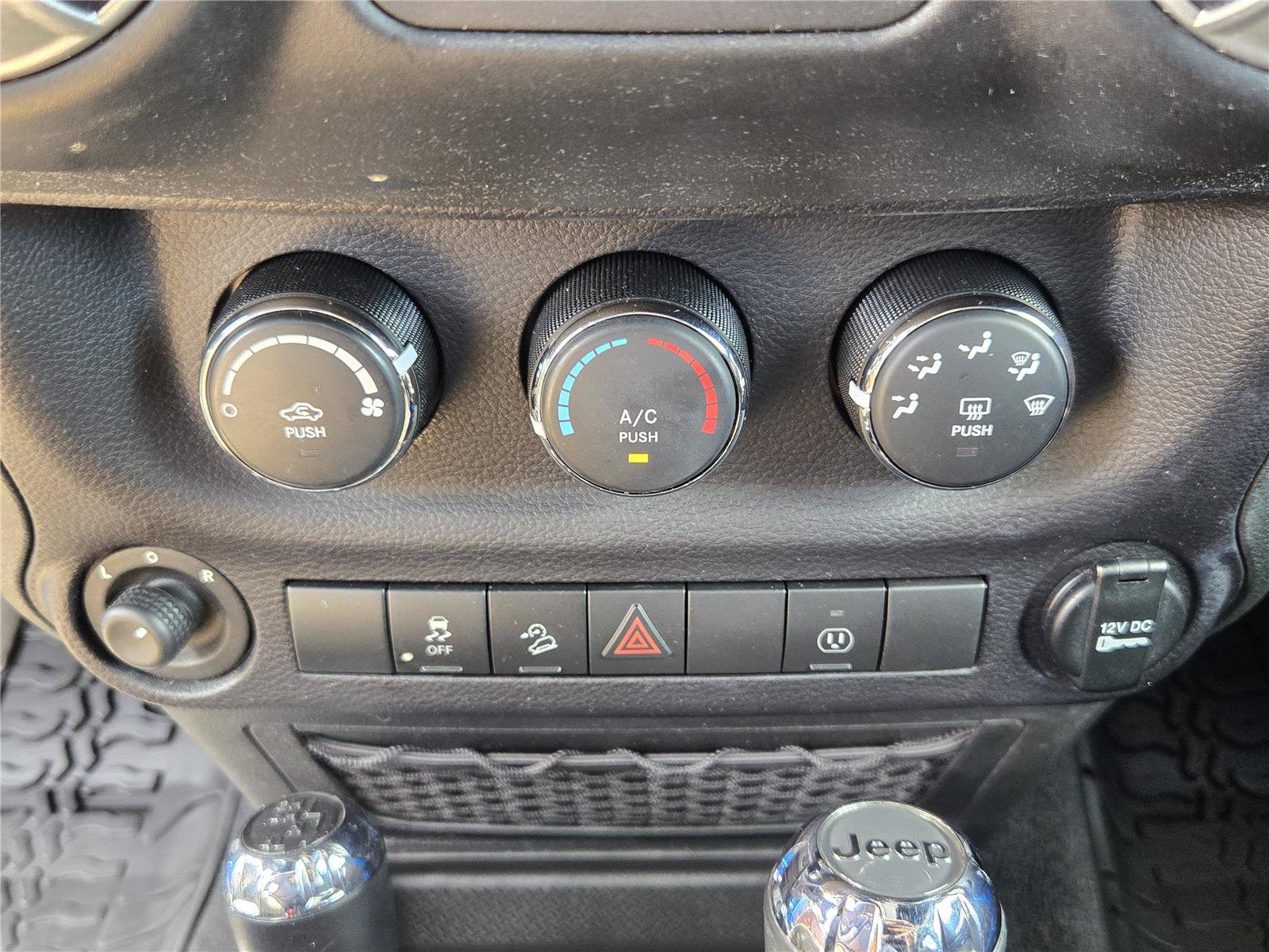 Used 2015 Jeep Wrangler Unlimited Sahara w/ Connectivity Group AWD/4WD image 17
