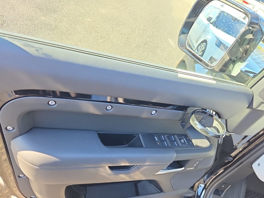 Used 2025 Land Rover Defender 110 X-Dynamic SE image 11