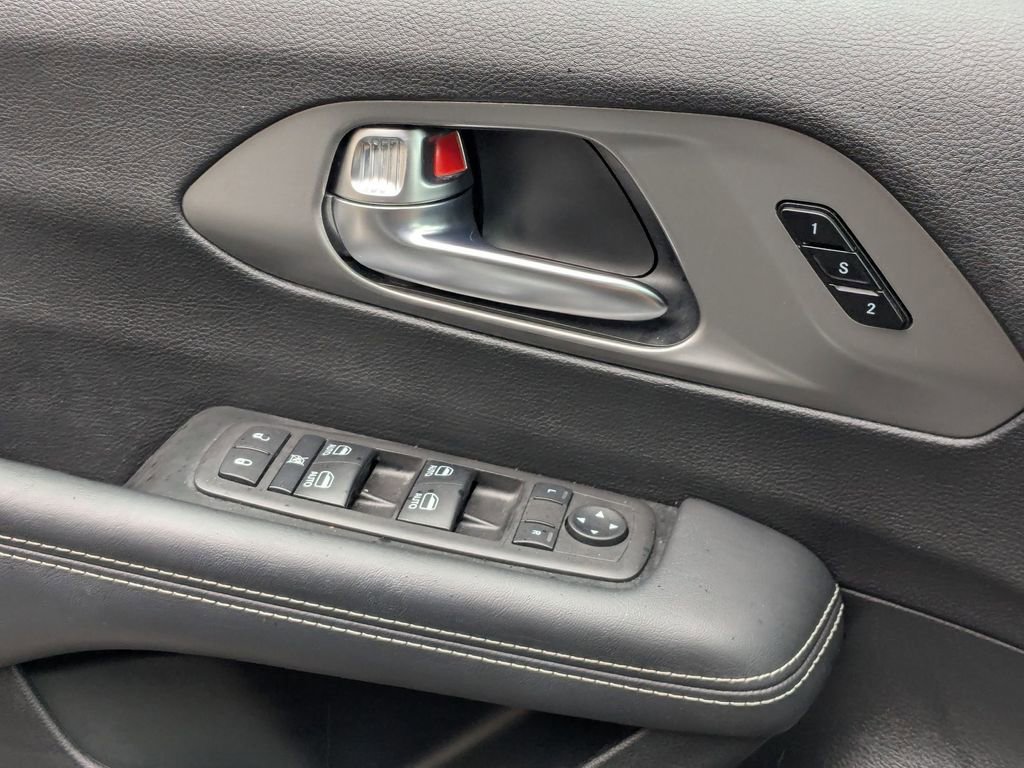 Used 2025 Chrysler Pacifica Select image 13